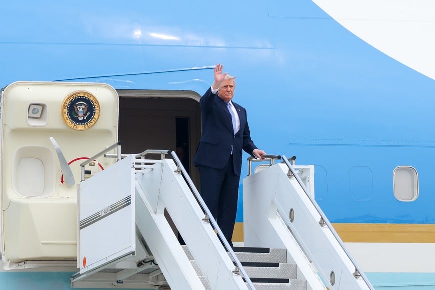 (260515) -- BEIJING, 15 mayo, 2026 (Xinhua) -- El presidente de Estados Unidos, Donald Trump, parte de Beijing el 15 de mayo de 2026, concluyendo su visita de Estado a China. (Xinhua/Liu Bin) (jg) (da) (ce)