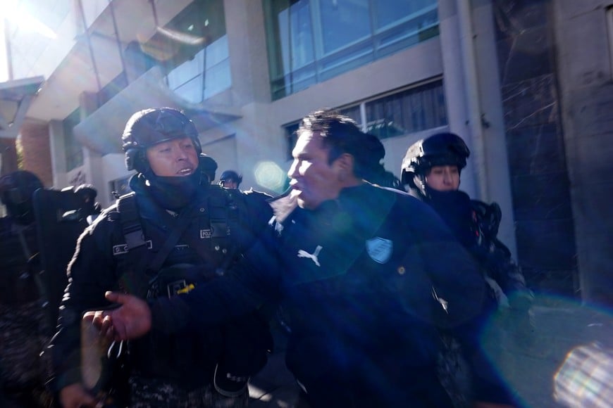 (260515) -- LA PAZ, 15 mayo, 2026 (Xinhua) -- Imagen del 14 de mayo de 2026 de un policía deteniendo a un minero durante un enfrentamiento, en La Paz, Bolivia. El Gobierno de Bolivia exigió el jueves el levantamiento inmediato de los bloqueos de carreteras instalados por sectores sociales y sindicales, mientras que la Policía reprimió con gases lacrimógenos a miles de mineros cooperativistas que intentaron ingresar al centro político de La Paz. (Xinhua/Javier Mamani) (jm) (oa) (ra) (ce)
