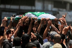 People carry a body identified by mourners as Hamas' military wing commander Izz al-Din al-Haddad, who was killed in an Israeli strike on Friday, during a funeral, in Gaza City, May 16, 2026. REUTERS/Dawoud Abu Alkas