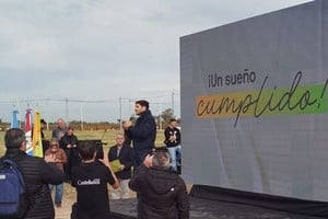 El mandatario provincial valoró la labor del intendente y la paciencia de las familias que esperaron varios años para acceder a su lote.