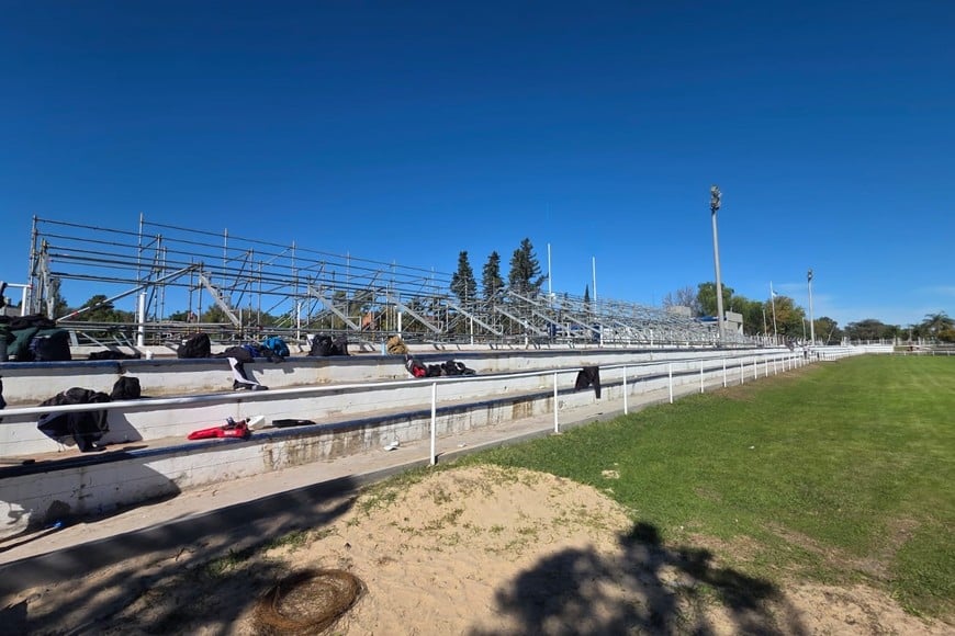 Las tribunas tubulares comenzaron a montarse para recibir una nueva fiesta del rugby del Litoral.