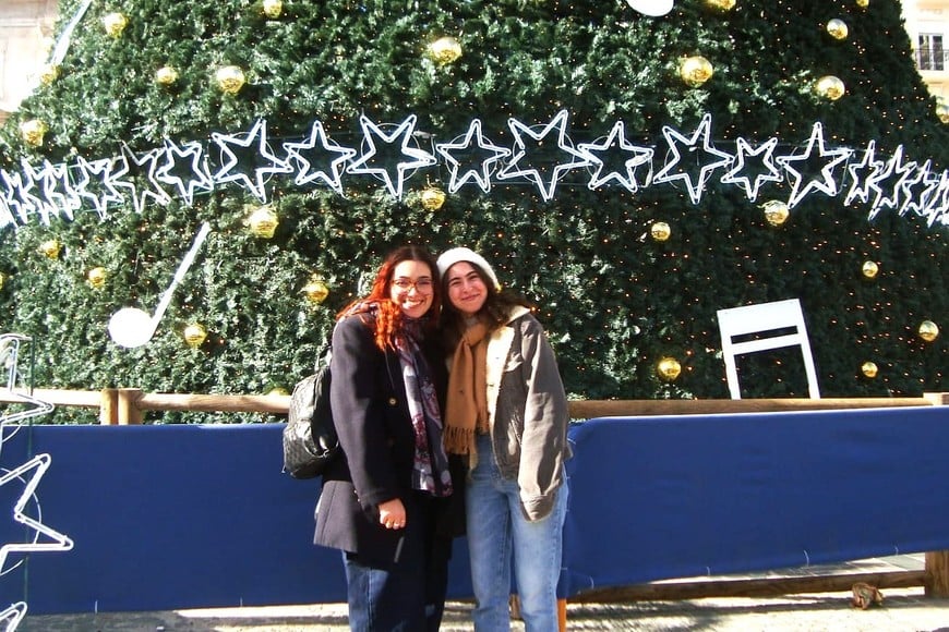 Marianela Giacomino, en Valencia, junto a una compañera del grupo de familia de estudiantes de Erasmus