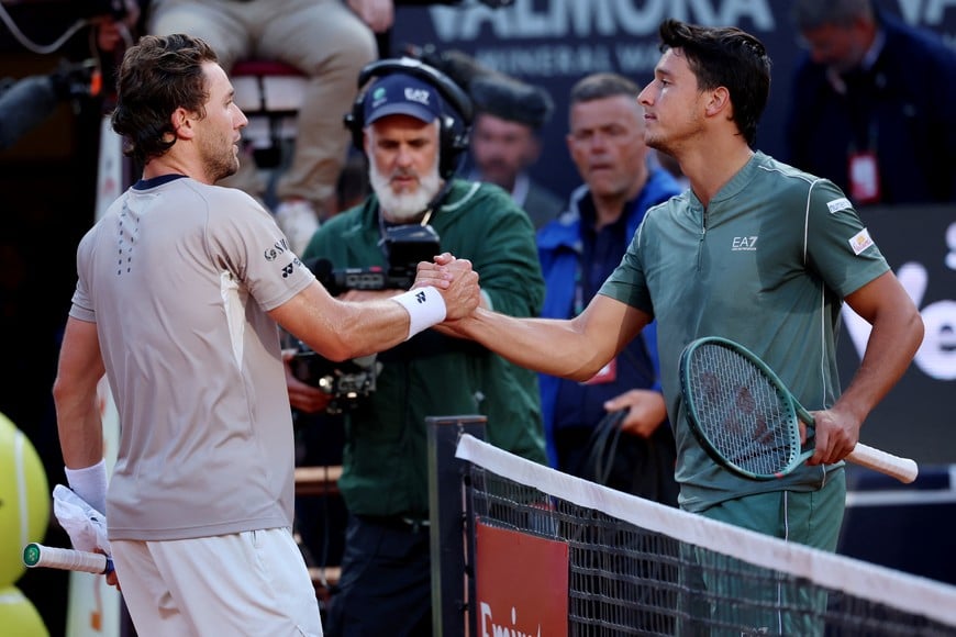 Tennis - Italian Open - Foro Italico, Rome, Italy - May 15, 2026
Norway's Casper Ruud shakes hands with Italy's Luciano Darderi after winning their semi final match REUTERS/Claudia Greco