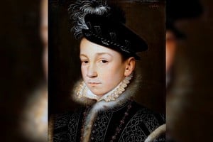 Carlos IX de Francia, retratado por Francois Clouet (óleo sobre tabla). El 1 de mayo de 1561, durante una visita a la región de Drome, el monarca recibió un ramillete de muguet como símbolo de buena fortuna para la primavera. Tanto le gustó el regalo y el gesto que de ahí en adelante decidió obsequiar para esa fecha una ofrenda similar a las damas de la corte.