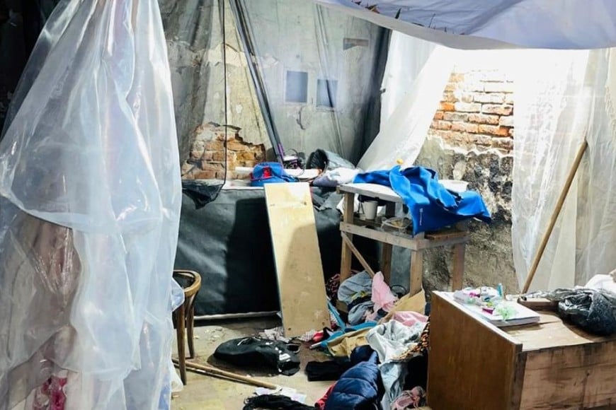 Impactantes imágenes: así vivían los usurpadores de La Casona que será demolida esta semana