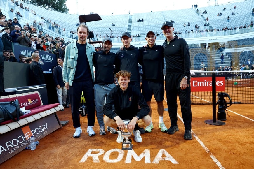 Tennis - Italian Open - Foro Italico, Rome, Italy - May 17, 2026
Italy's Jannik Sinner poses for a photo with the trophy, his coaches Darren Cahill and Simone Vagnozzi, his fitness coach Umberto Ferrara, and team members after winning his men's final match against Norway's Casper Rudd REUTERS/Ciro De Luca