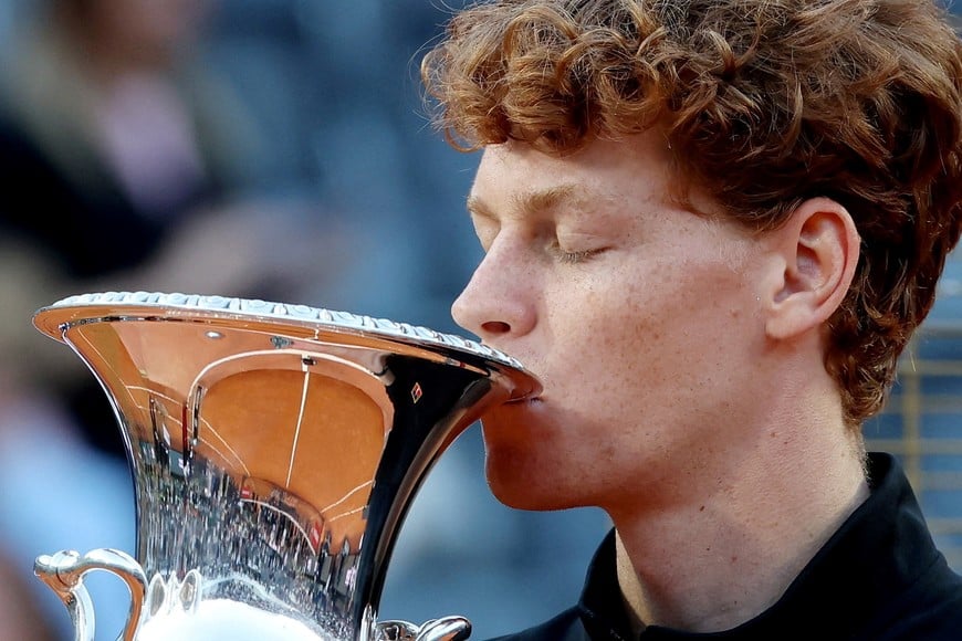 Tennis - Italian Open - Foro Italico, Rome, Italy - May 17, 2026
Italy's Jannik Sinner celebrates with the trophy after winning his men's final match against Norway's Casper Rudd REUTERS/Ciro De Luca     TPX IMAGES OF THE DAY