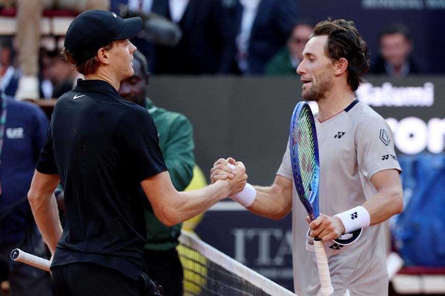 Tennis - Italian Open - Foro Italico, Rome, Italy - May 17, 2026
Italy's Jannik Sinner shakes hands with Norway's Casper Rudd after winning their men's final match REUTERS/Ciro De Luca