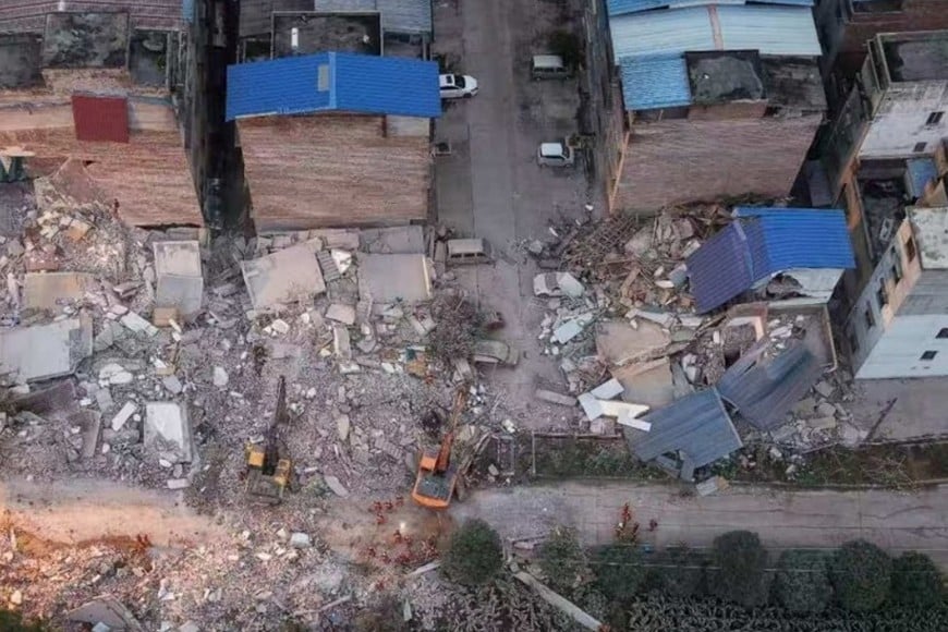 Equipos de emergencia trabajaron durante toda la madrugada y las primeras horas del día para asistir a la población afectada