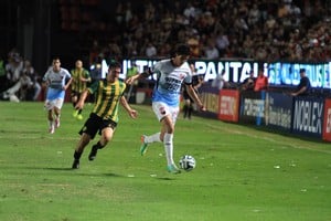 Emanuel Casado en acción, jugando para Colón y en un partido ante Aldosivi de Mar del Plata.