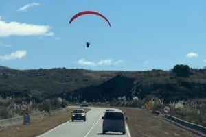 El parapente aterrizó cerca de autos que circulaban por Altas Cumbres.