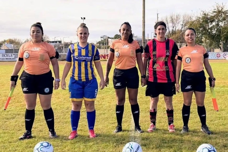 Capitanas, Sasia y Álvarez, con la terna arbitral. Foto: Fabián Gallego