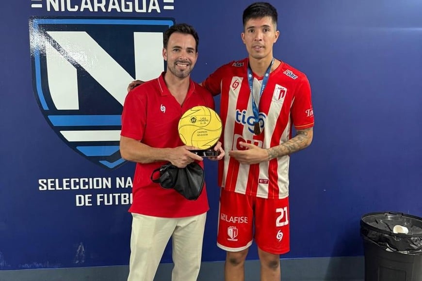 Emanuel Casado con la camiseta del Real Estelí de Nicaragua, junto a su representante, Maximiliano Duarte y el trofeo por haber sido el golador del campeonato.