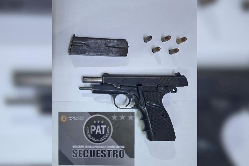 La pistola calibre 9 milímetros que portaba la menor de edad. Foto: El Litoral