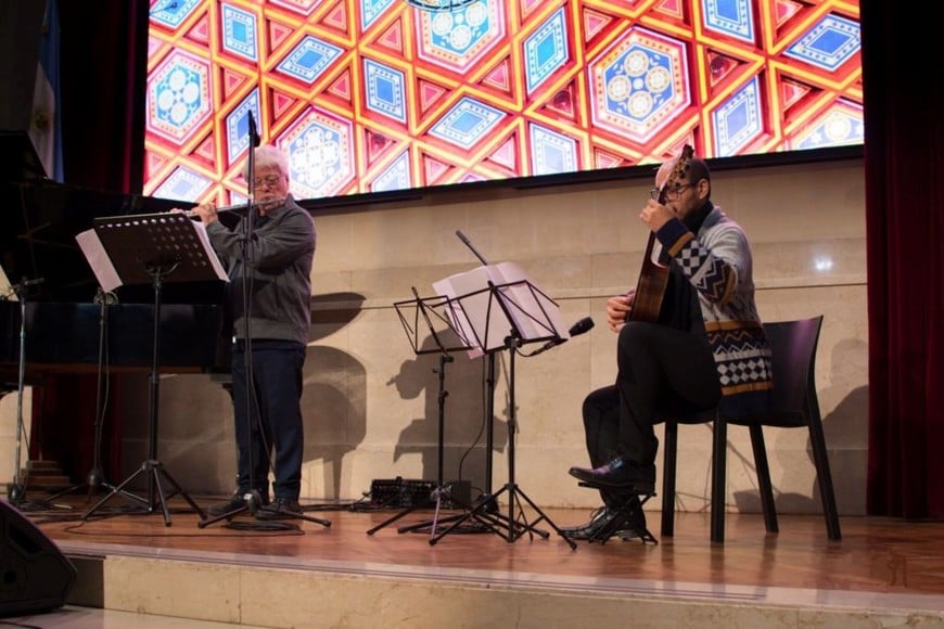 Encuentro de Flautas del Litoral: El profesor Luis Rocco, en la imagen tocando junto al guitarrista Alvaro Tejerina