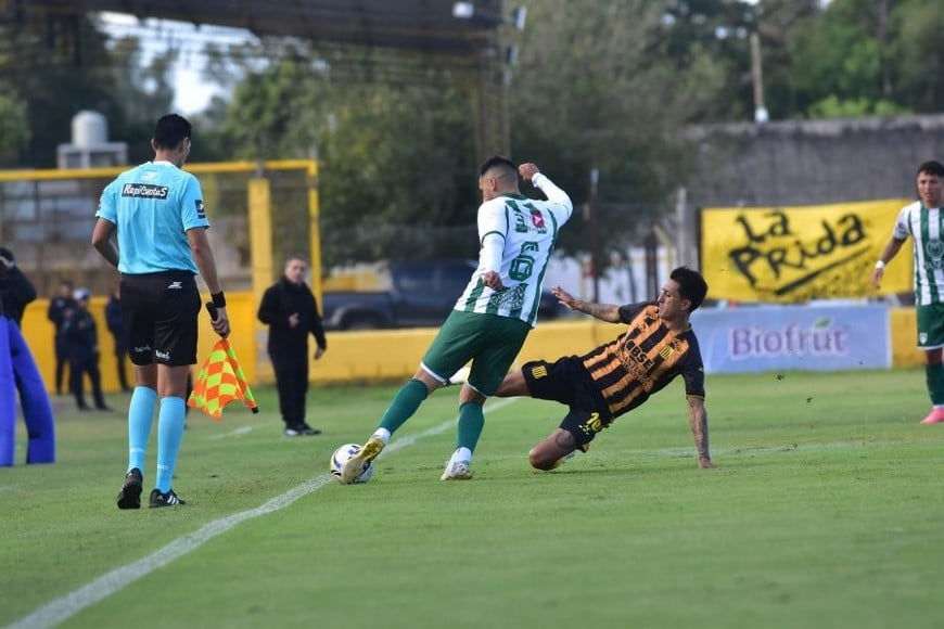 Una escena del partido que jugó Mitre, como local, este domingo en su estadio en Santiago del Estero, cuando goleó 4 a 0 a San Miguel