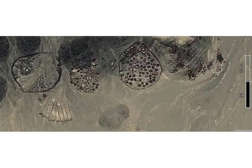 Complejos de enterramientos en recinto, algunos recientemente saqueados, en el desierto oriental de Sudán.