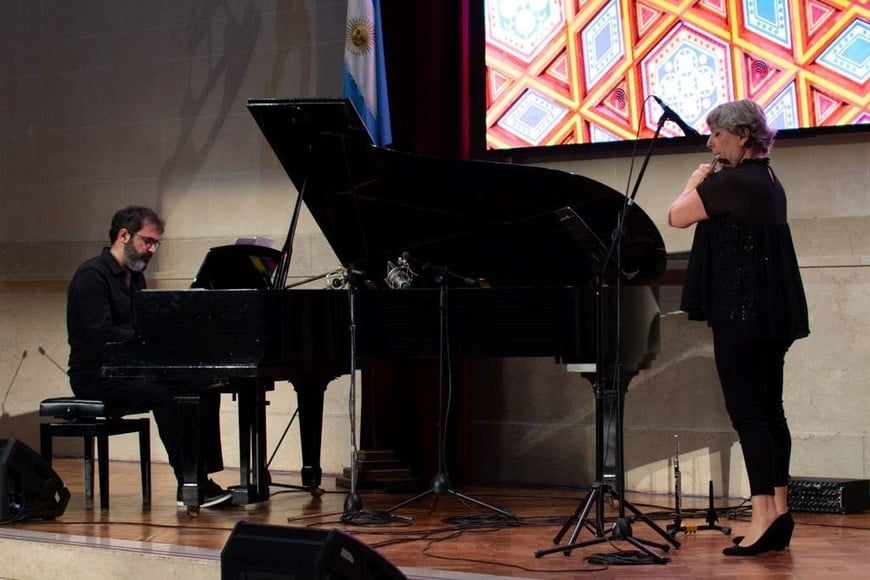 Encuentro de Flautas del Litoral: La profesora Paulina Fain junto al pianista Exequiel Mantega, quien dirigirá el ensamble general