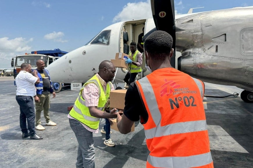 A Medecins Sans Frontieres (MSF) cargo flight from MSF Support Unit Kampala (SUKA) is unloaded at Bunia airport with emergency response supplies, including personal protective equipment and medical supplies for the Ebola response, at the Bunia National Airport in Bunia, Ituri province, Democratic Republic of Congo, May 19, 2026. Anna Schonhofer/Medecins Sans Frontieres/Handout via REUTERS THIS IMAGE HAS BEEN SUPPLIED BY A THIRD PARTY