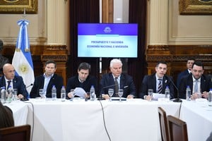 Modificaciones técnicas en el Senado retrasaron el acuerdo con fondos acreedores, pero el oficialismo destrabó la situación en comisiones.
