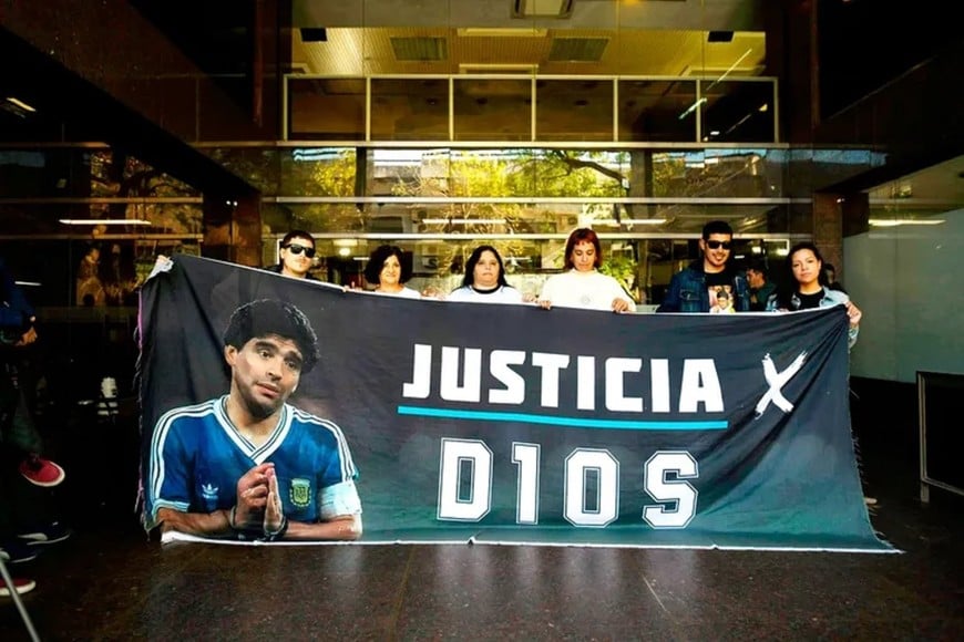 Mucha gente realmente quiere que se haga justicia con los responsables del lamentable estado de salud que llevó a Diego Maradona a su muerte.
