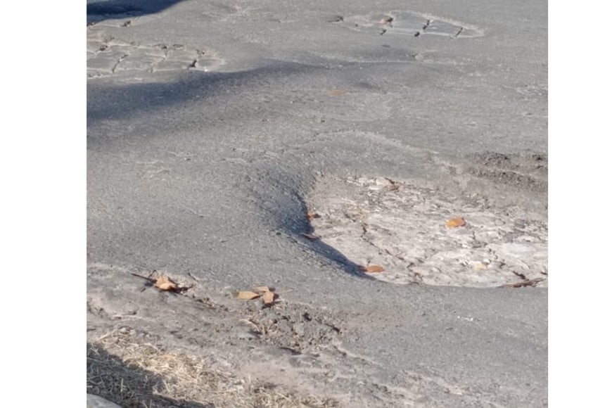 Alerta por profundo bache en Uruguay y San Jerónimo que afecta la circulación.