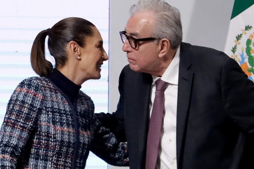 FILE PHOTO: Sinaloa governor Ruben Rocha greets Mexico's President Claudia Sheinbaum at a press conference at the National Palace, in Mexico City, Mexico, June 26, 2025. REUTERS/Luis Barron/File photo