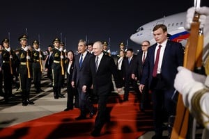 El presidente ruso Vladimir Putin junto al ministro de Asuntos Exteriores chino Wang Yi pasan junto a la guardia de honor durante una ceremonia de bienvenida en un aeropuerto de Pekín, China. Foto: Sputnik / Vladimir Smirnov.