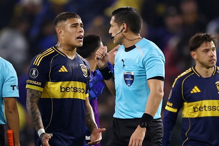 Soccer Football - Copa Libertadores - Group D - Boca Juniors v Cruzeiro - Estadio La Bombonera, Buenos Aires, Argentina - May 19, 2026
Boca Juniors' Ayrton Costa remonstrate with referee Jesus Valenzuela REUTERS/Agustin Marcarian