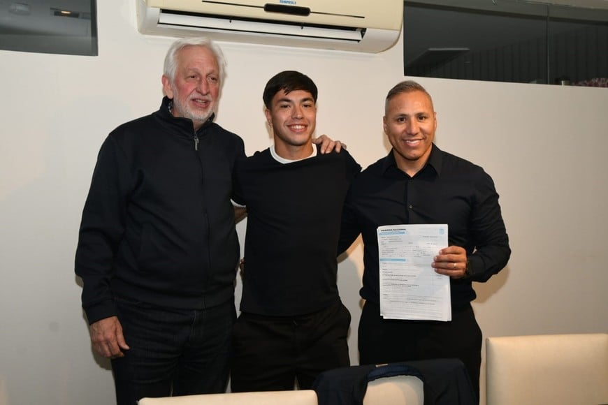 Firma contrato Ignacio Lago Foto: Manuel Fabatía.