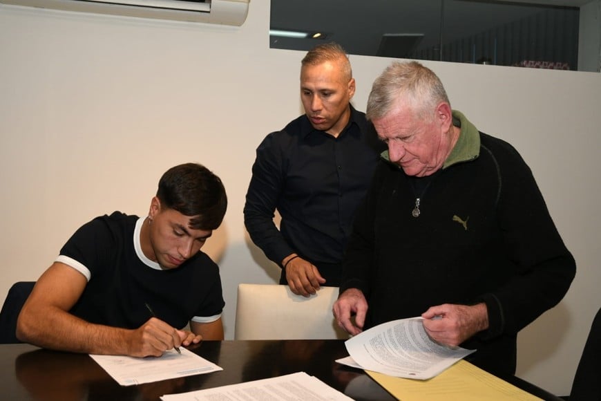 Firma contrato Ignacio Lago Foto: Manuel Fabatía.
