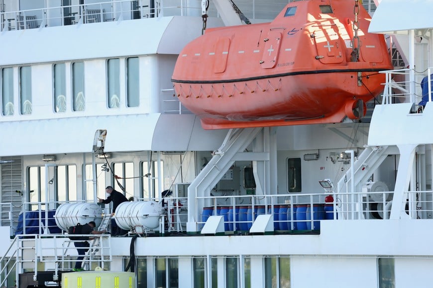 Crew members disembark the cruise ship MV Hondius, which was affected by a hantavirus outbreak, after the ship arrived at the Port of Rotterdam, where Dutch authorities are preparing quarantine arrangements, in Rotterdam, Netherlands, May 18, 2026. REUTERS/Piroschka van de Wouw