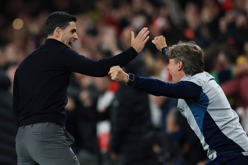 Soccer Football - UEFA Champions League - Semi Final - Second Leg - Arsenal v Atletico Madrid - Emirates Stadium, London, Britain - May 5, 2026
Arsenal manager Mikel Arteta and assistant coach Gabriel Heinze celebrate after Bukayo Saka scores their first goal Action Images via Reuters/Paul Childs
