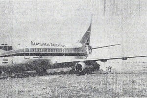 El Boeing 737 de Aerolíneas Argentinas en el campo santafesino, a la espera de poder salir.