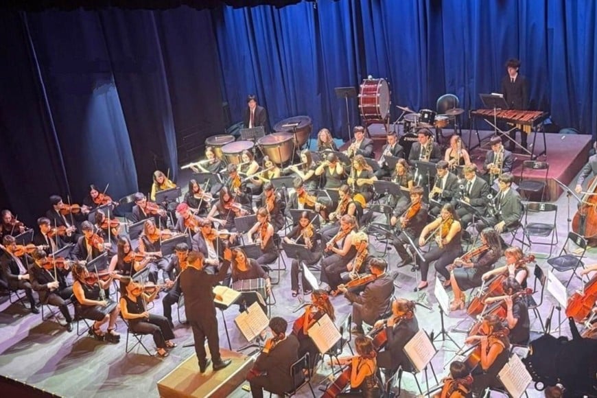 Orquesta Sinfónica Juvenil de la Escuela Provincial de Música Nº 9.901 “Orquestas Sinfónicas de Niños y Juvenil de Santa Fe”, dirigida por Manuel Marina