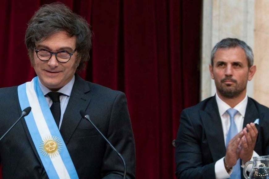 Javier Milei y el apoyo a Martín Menem. Crédito: Reuters