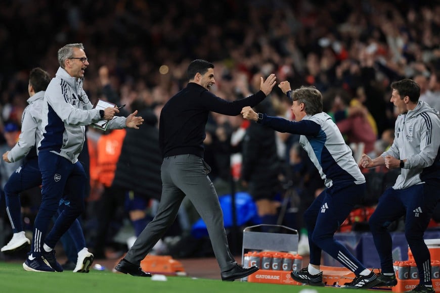 Soccer Football - UEFA Champions League - Semi Final - Second Leg - Arsenal v Atletico Madrid - Emirates Stadium, London, Britain - May 5, 2026
Arsenal manager Mikel Arteta and assistant coach Gabriel Heinze celebrate after Arsenal's Bukayo Saka scores their first goal Action Images via Reuters/Paul Childs