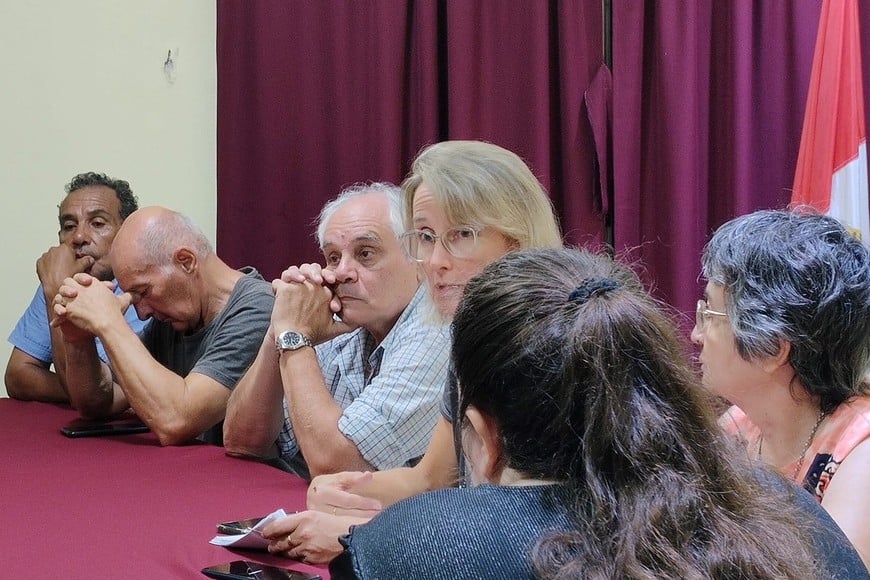 La Dra. Adriana Giménez, primera en la foto, representa a la ACBV. La foto muestra una de las tantas reuniones en la entidad tras la demanda entablada por exbomberos.