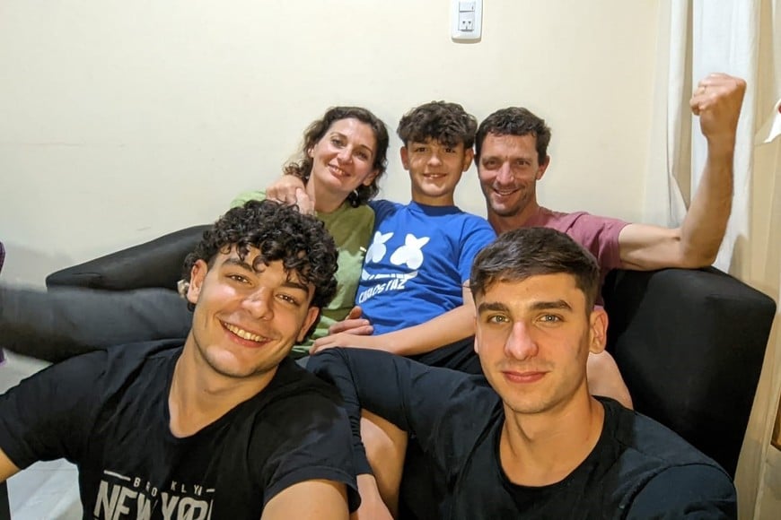 En familia, en casa. Gentileza.
