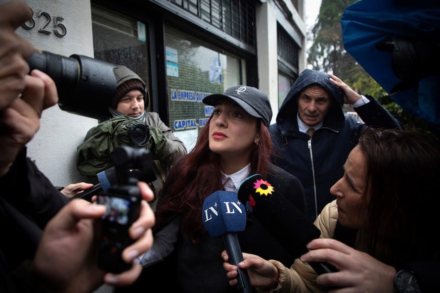 (250527) -- BUENOS AIRES, 27 mayo, 2025 (Xinhua) -- La hija del exfutbolista argentino, Diego Armando Maradona, Jana Maradona (c), reacciona previo a una nueva jornada del juicio por la muerte del exfutbolista, en los tribunales de San Isidro, en la ciudad de Buenos Aires, capital de Argentina, el 27 de mayo de 2025. Una jueza que integraba el tribunal del juicio por la muerte del exfutbolista argentino, Diego Armando Maradona, fue apartada el martes de su cargo. (Xinhua/Martín Zabala) (mz) (jg) (ra) (vf)
