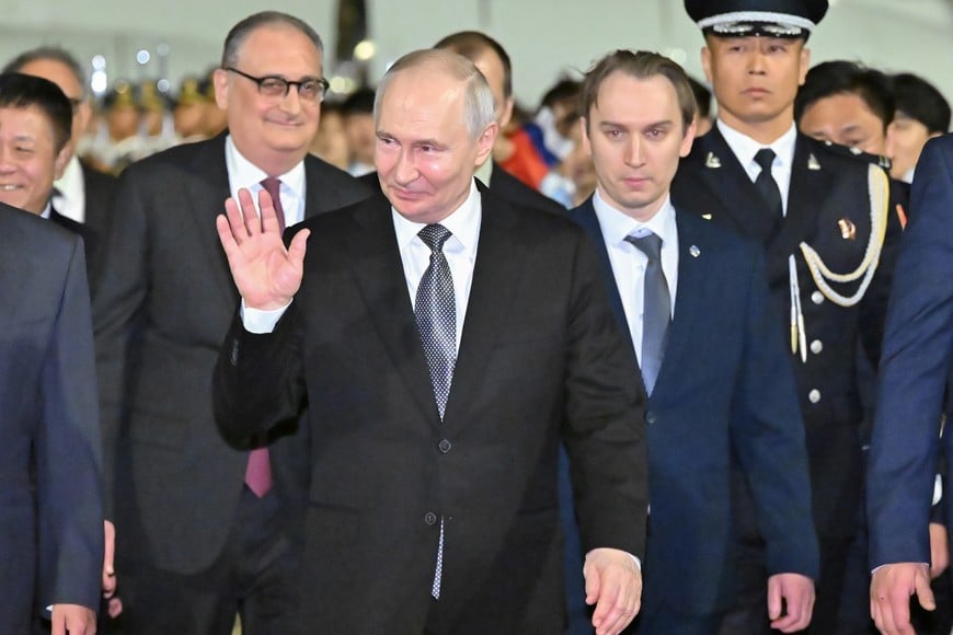 (260519) -- BEIJING, 19 mayo, 2026 (Xinhua) -- El presidente ruso, Vladimir Putin, llega a Beijing el 19 de mayo de 2026, para realizar una visita de Estado a China. Por invitación del presidente chino, Xi Jinping, Putin visitará China del 19 al 20 de mayo. (Xinhua/Gao Jie) (ah) (ra) (ce)