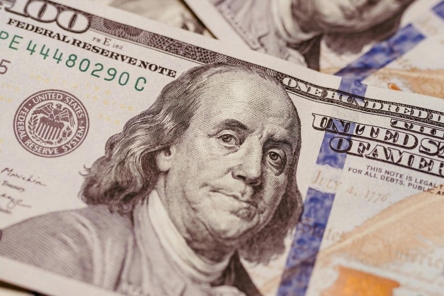 El dólar cerró con pocos cambios en bancos y leves subas en los segmentos paralelos.