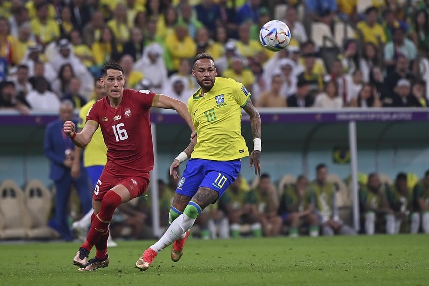 (221124) -- LUSAIL, 24 noviembre, 2022 (Xinhua) -- Neymar (d), de Brasil, compite con Sasa Lukic, de Serbia, durante el partido del Grupo G entre Brasil y Serbia en la Copa Mundial de la FIFA 2022 en el Estadio Lusail, en Lusail, Qatar, el 24 de noviembre de 2022. (Xinhua/Chen Cheng) (jg) (ra) (vf)