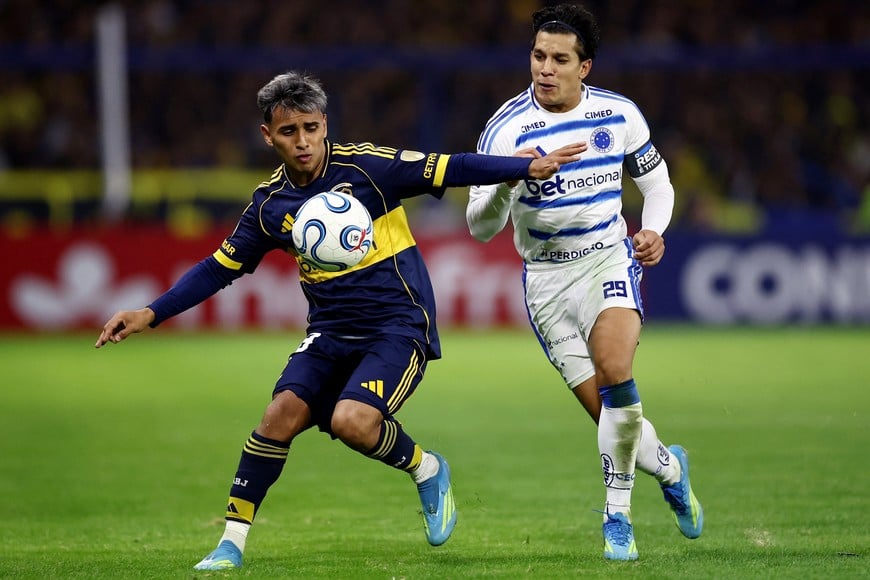 Soccer Football - Copa Libertadores - Group D - Boca Juniors v Cruzeiro - Estadio La Bombonera, Buenos Aires, Argentina - May 19, 2026
Boca Juniors' Milton Delgado in action with Cruzeiro's Lucas Romero REUTERS/Agustin Marcarian