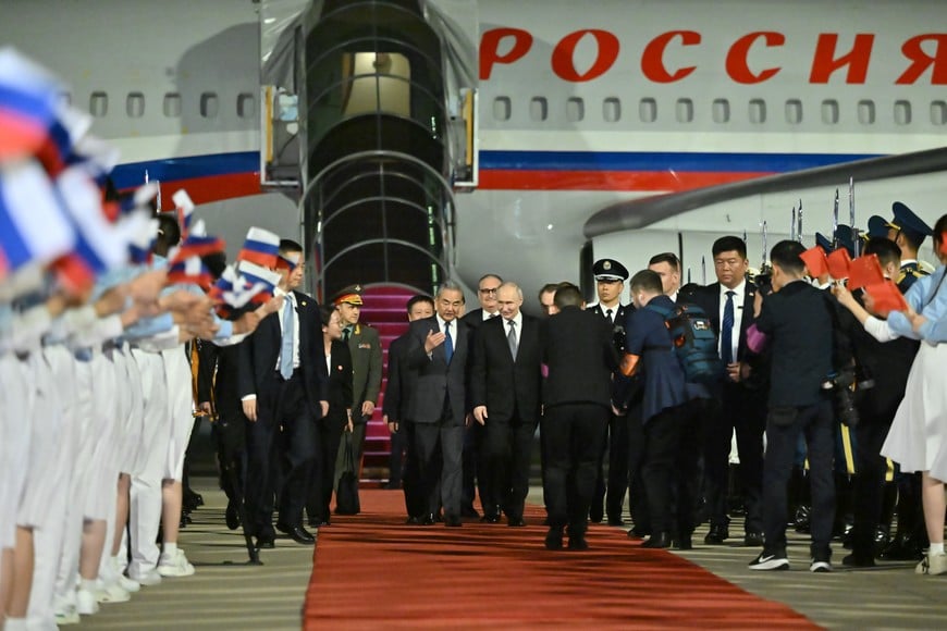 (260519) -- BEIJING, 19 mayo, 2026 (Xinhua) -- El presidente ruso, Vladimir Putin, llega a Beijing el 19 de mayo de 2026, para realizar una visita de Estado a China. Por invitación del presidente chino, Xi Jinping, Putin visitará China del 19 al 20 de mayo. (Xinhua/Gao Jie) (ah) (ra) (ce)
