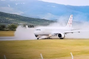 Las autoridades de aviación civil investigan las causas del incidente en Split, donde un Airbus A220-300 se salió de pista al intentar despegar.