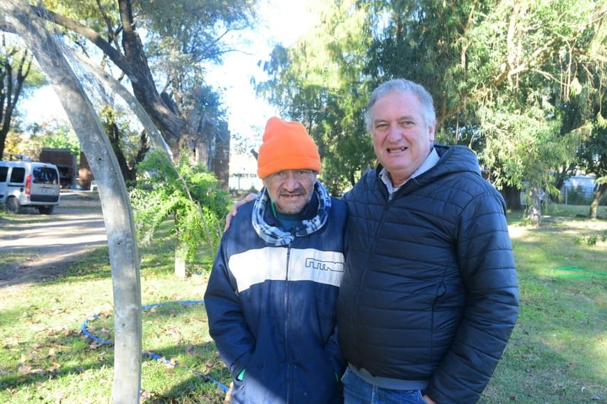 Pablo Ordano junto a una de las personas alojadas en la institución. Guillermo Di Salvatore.