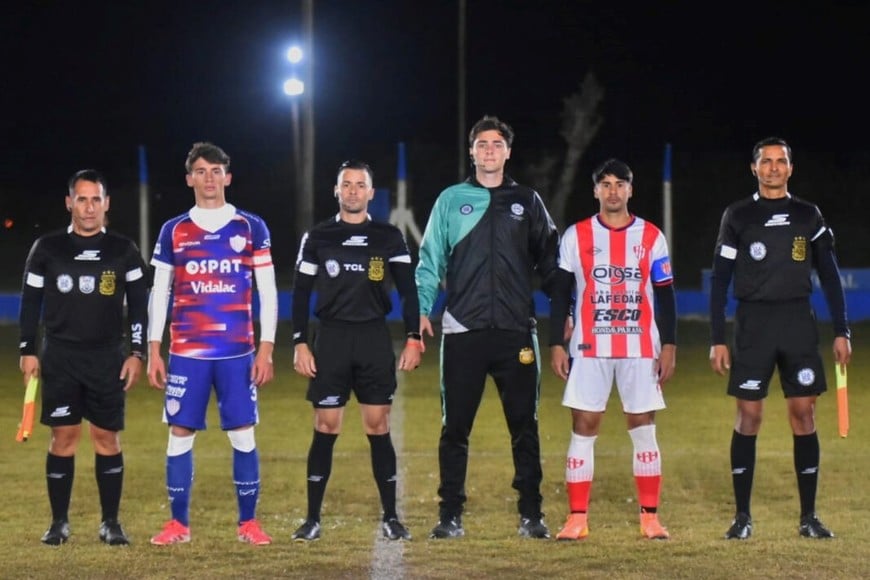 Los árbitros y los capitanes en el 8 de Enero. Gentileza