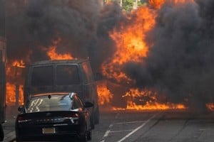 Un vehículo se incendió y explotó cerca de la estatua del Toro de Wall Street.