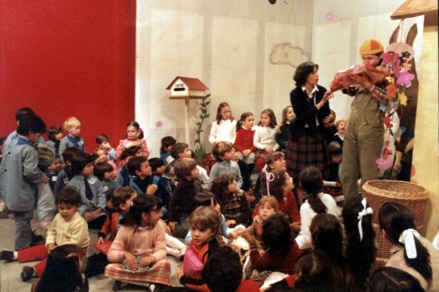 María Azucena Catania y Fernando Thiel, interactuando con el público infantil en una emisión de “El mundo de María Azucena”